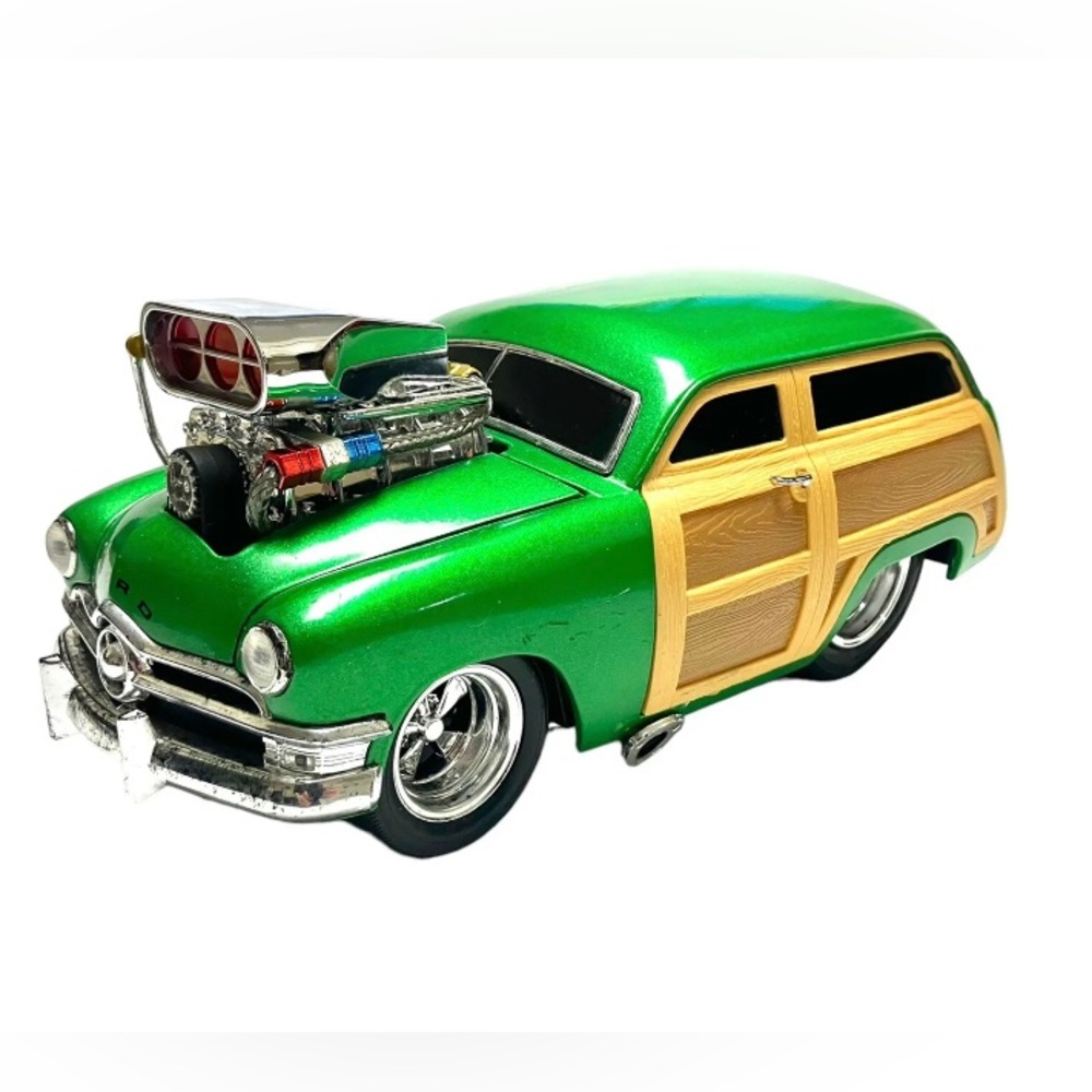 Vintage 2001 Funline 1950 Green Ford Woody Muscle Machine Die-cast Car 1/18